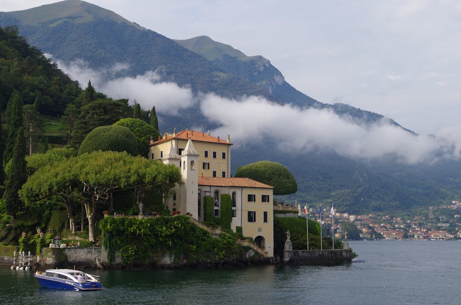 Greenway del Lago di Como cliffside path