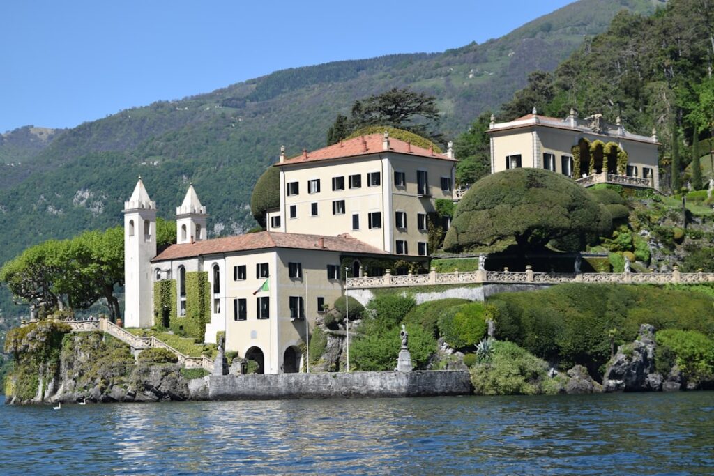 Kayak approaching Villa del Balbianello