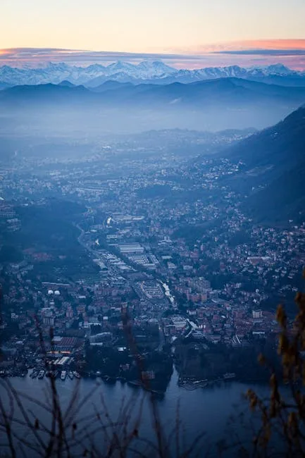 Vue aérienne au crépuscule sur la ville de Côme et le lac