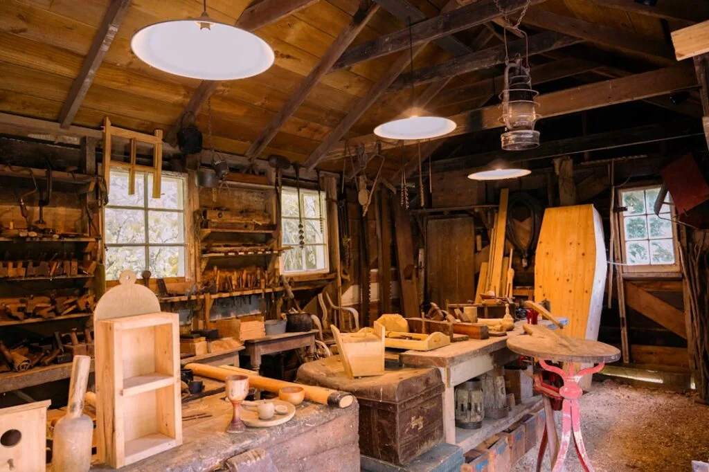 Atelier de menuiserie traditionnel avec outils anciens et planches
