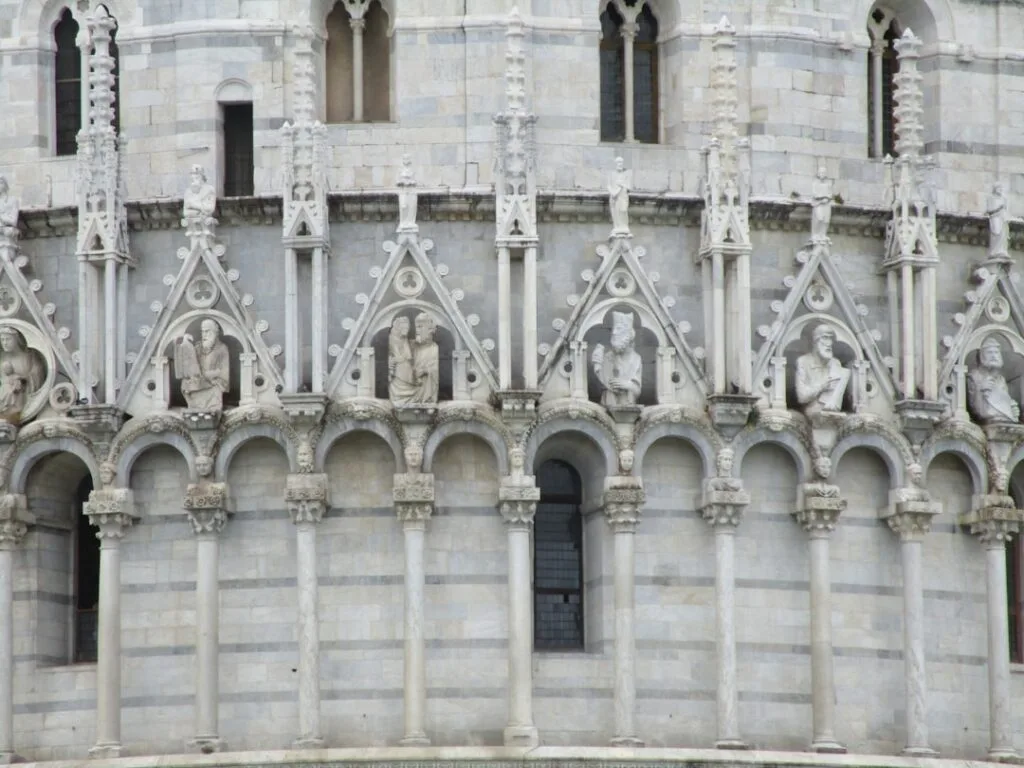 Dettaglio di facciata marmorea con statue e archi decorativi