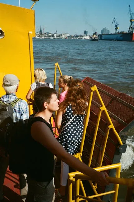 Passagers sur une passerelle jaune de ferry sur le Lac de Côme