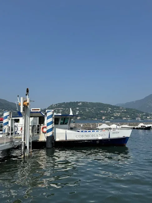 Bateau 'Cormorano' amarré au port sur le lac de Côme