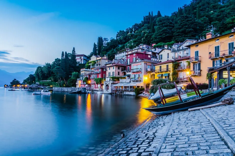 Maisons colorées au bord du Lac de Côme illuminées au crépuscule