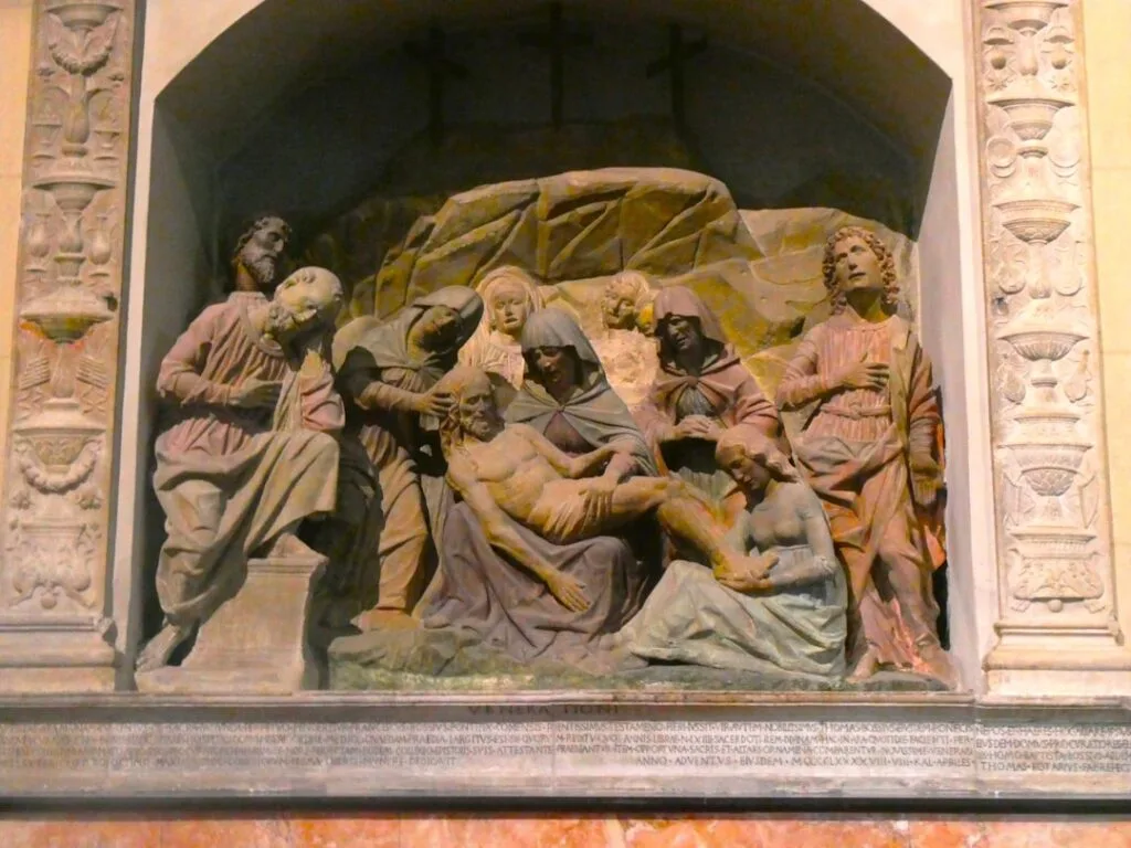 Bas-relief religieux en pierre dans une église historique de Côme
