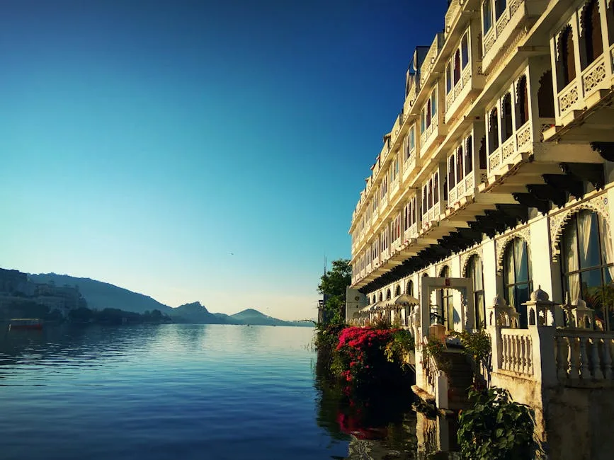 Prächtiges Hotelgebäude mit Balkonen am Comer See, ruhige Wasseroberfläche
