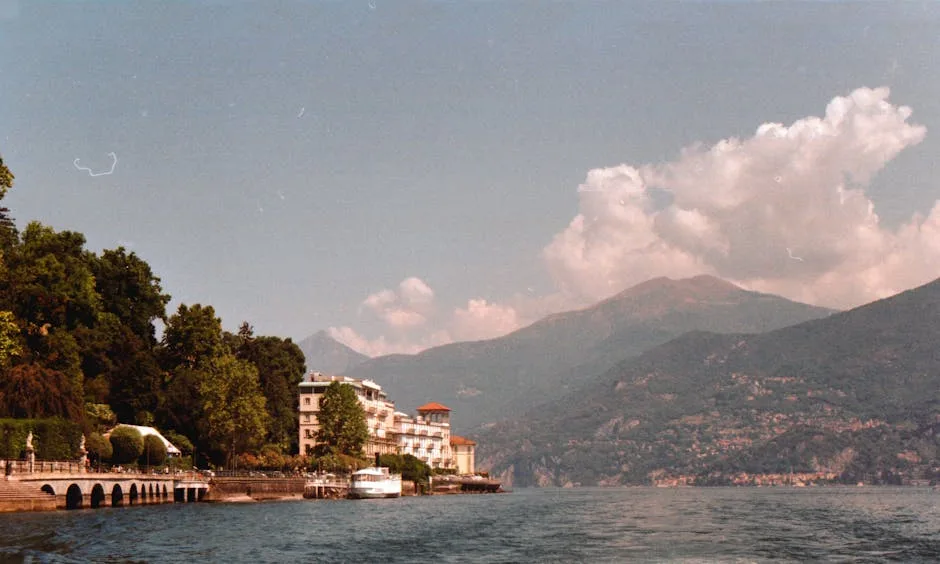 Rives du Lac come avec façades anciennes et montagnes en arrière plan.