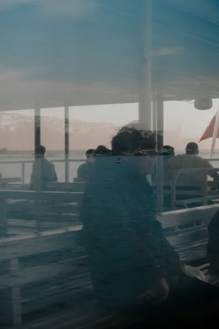 Spiegelnde Passagiersilhouetten in der Fährscheibe, Blick zum Comer See