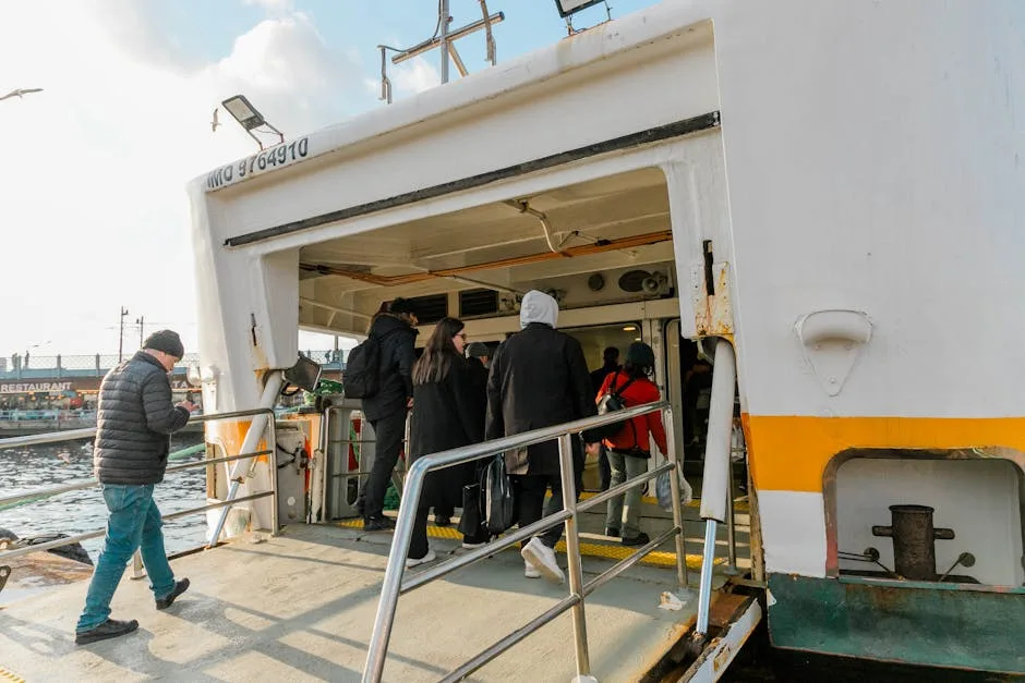 Passagiere steigen über Rampe in eine Fähre am Comer See ein