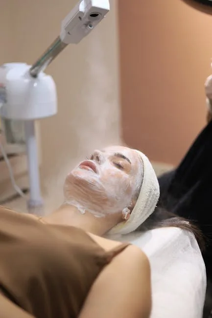 Person entspannt bei Gesichtsbehandlung unter Dampf im Spa