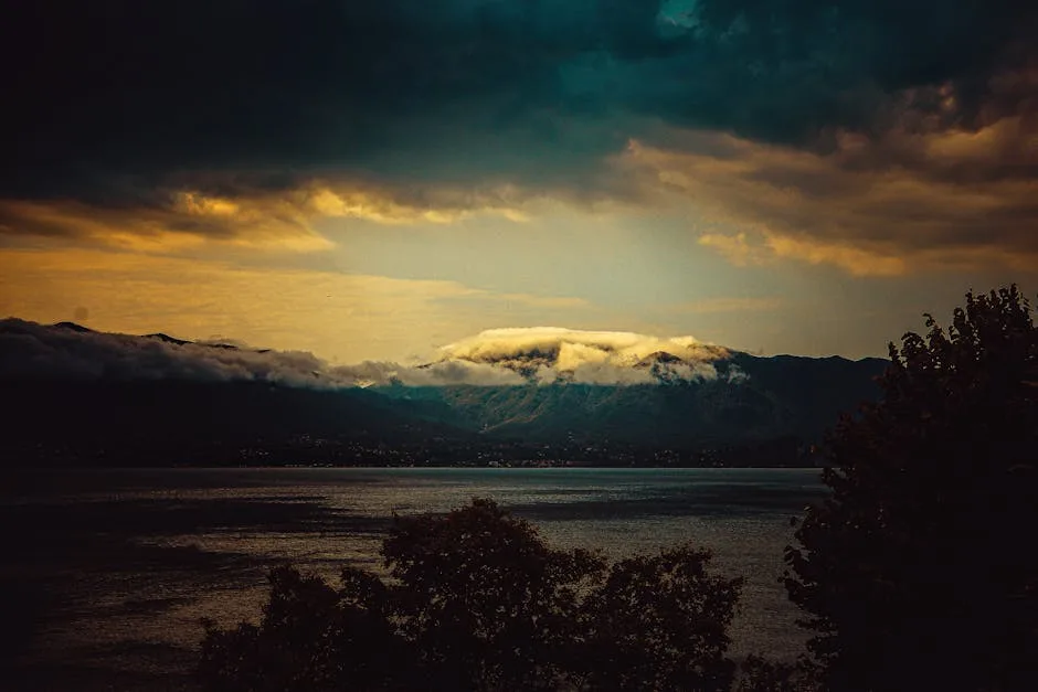 Ciel dramatique au-dessus des montagnes et du Lac come au crépuscule