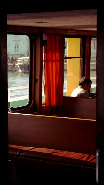 Innenraum einer Fähre am Comer See mit Vorhängen und einem Passagier