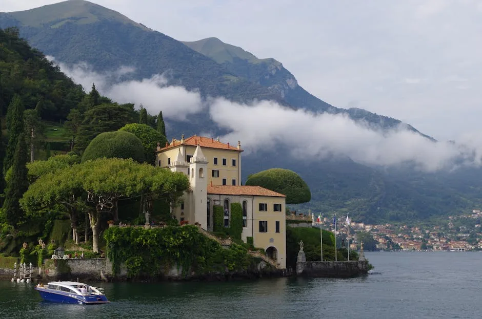 Villa sur une pointe, bateau devant et montagnes du Lac come