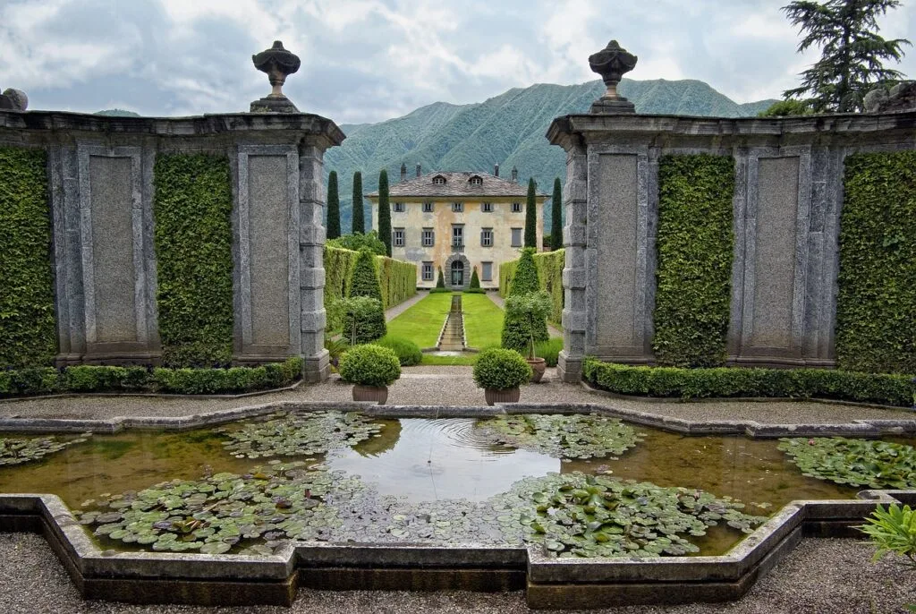 Historische Villa mit formellem Garten und Seeblick am Comer See.