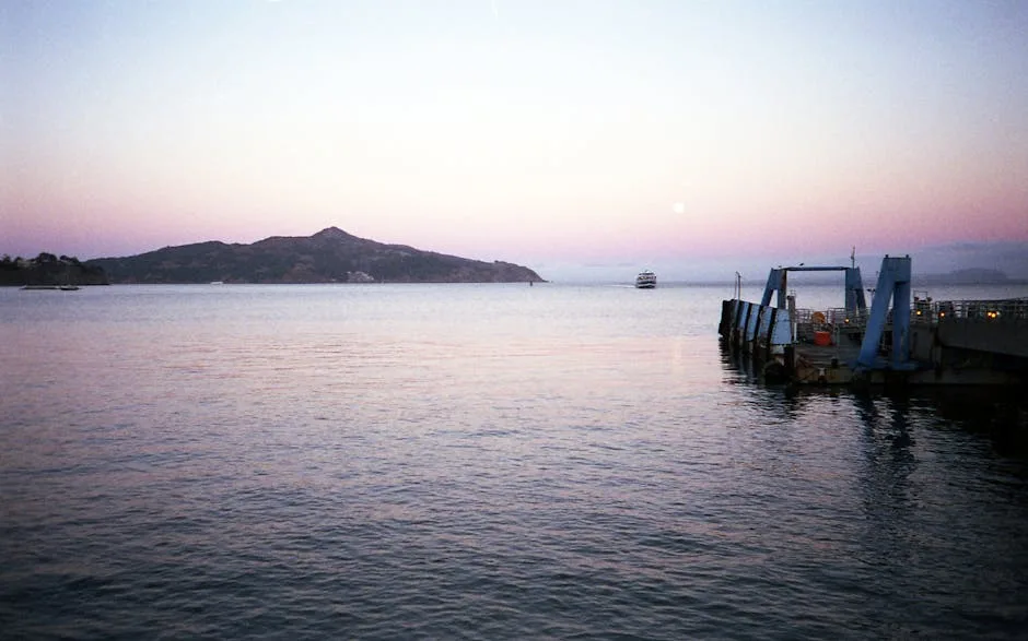 Crépuscule pastel sur le Lac de Côme, ferry s'éloignant du quai