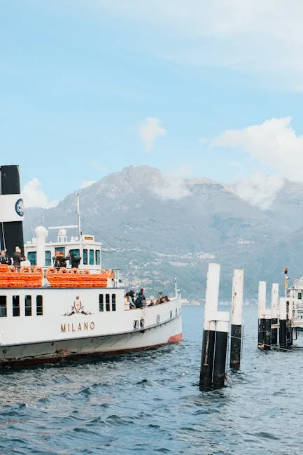 Ferry Milano amarré au quai, passagers et montagnes du lac de Côme.