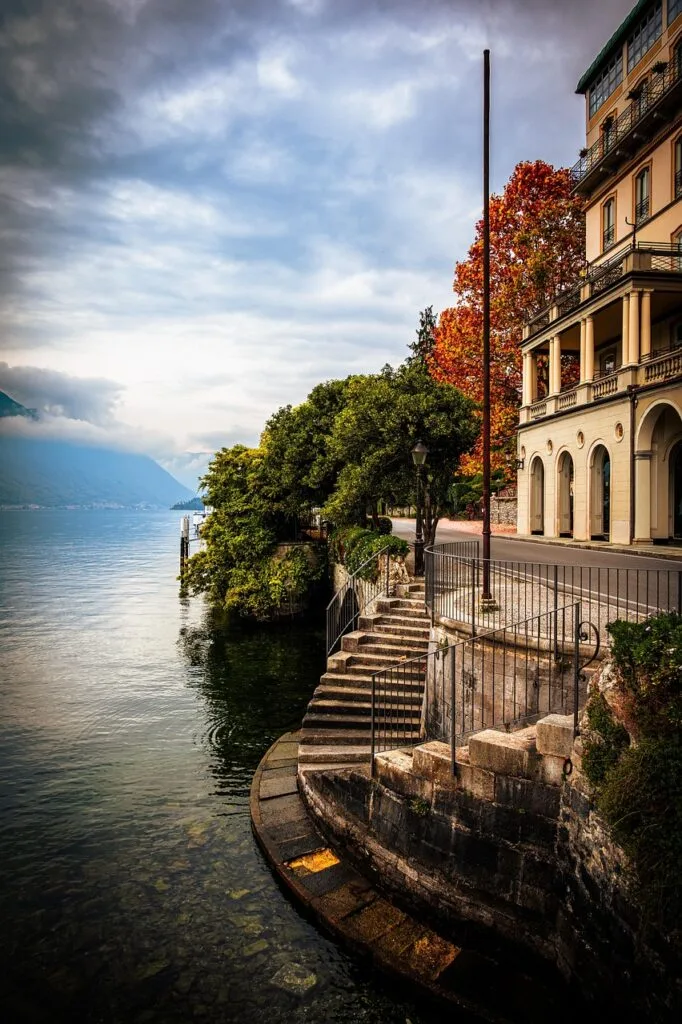Escalier en pierre au bord du Lac de Côme, façades et arbres
