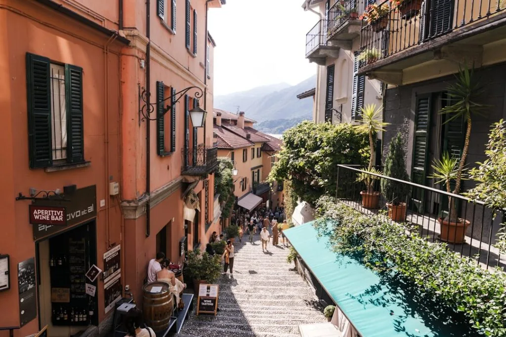 Ruelle piétonne en escaliers entre maisons colorées donnant sur le Lac de Côme