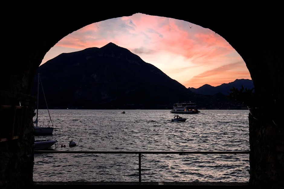 Arc en pierre encadrant le coucher de soleil sur le lac de Côme.