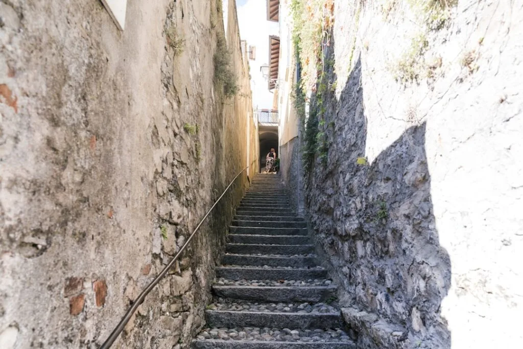 Ruelle étroite et escalier en pierre montant vers le vieux Bellagio.