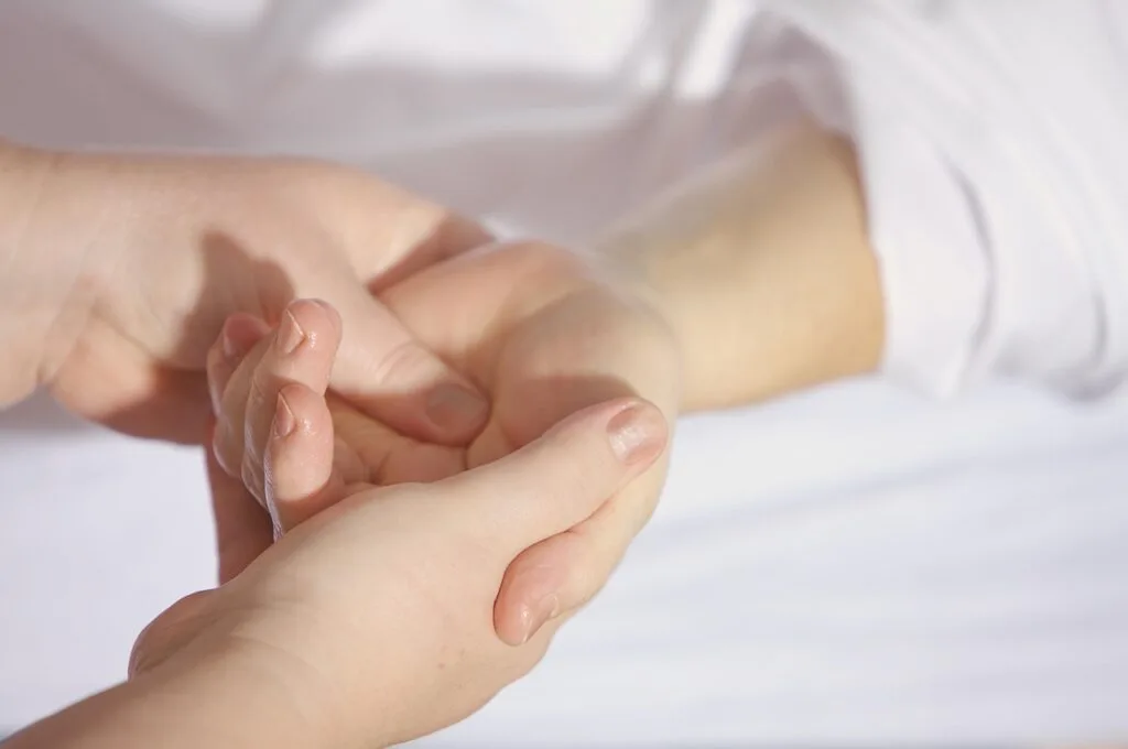 Sanfte Handmassage bei Thalasso-Behandlung, Hände in Nahaufnahme