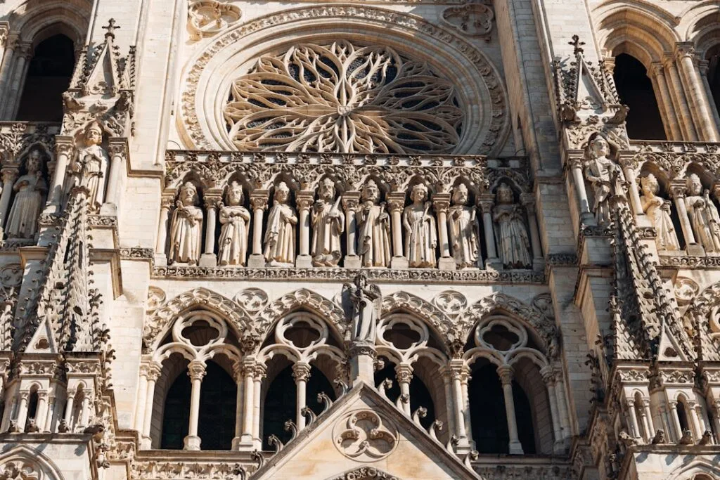 Dettaglio della facciata gotica con rosone e statue della cattedrale