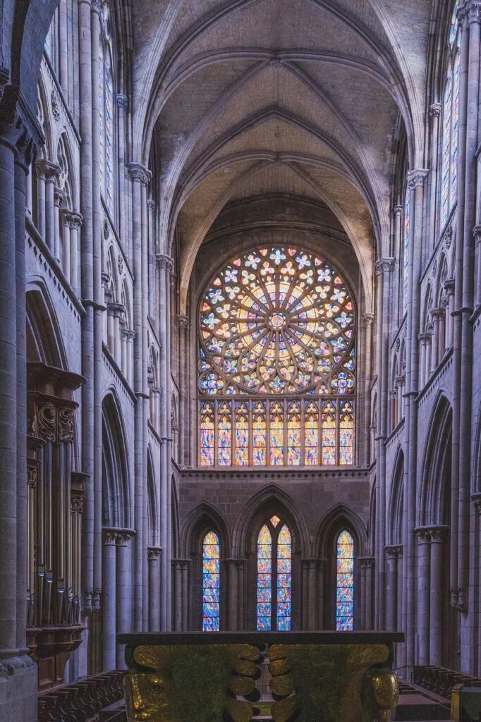 Buntes Rosettenfenster in der Kathedrale von Como mit hohen Gewölben