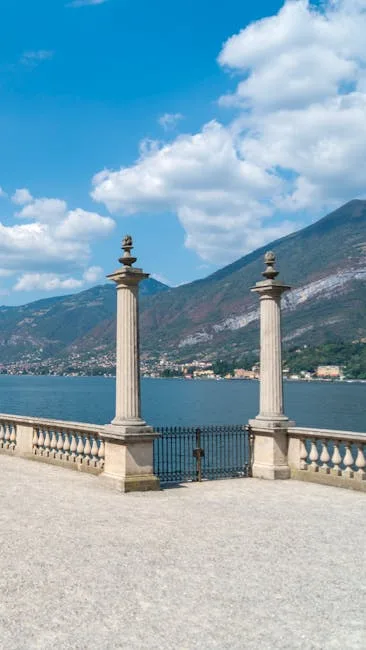 Promenadenterrasse mit Balustrade und Säulen am Comer See