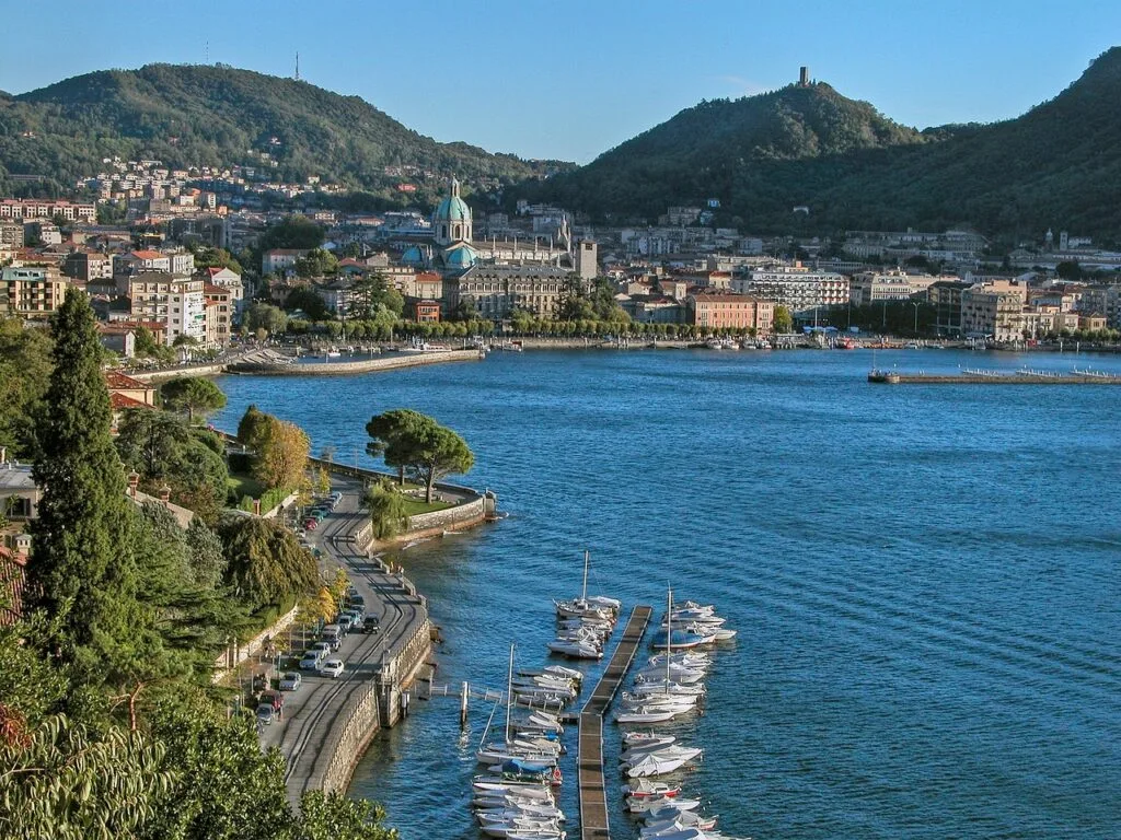 Vue panoramique du port et du front de lac de Côme avec bateaux