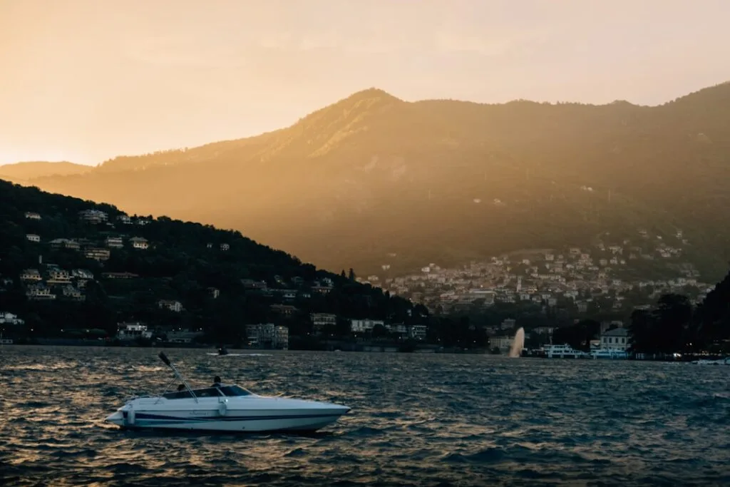 Bateau à moteur sur les eaux du Lac de Côme au coucher