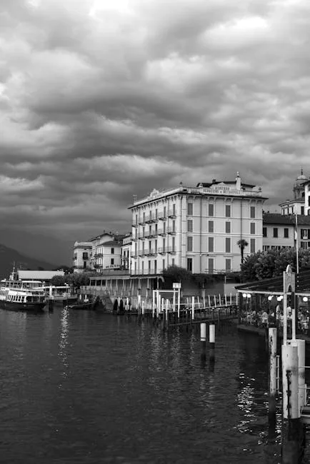 Dramatische Wolken über klassischen Uferhotels am Comer See
