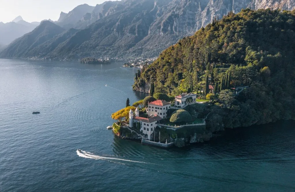 Villa mit terrassierten Gärten auf einer Halbinsel am Comer See