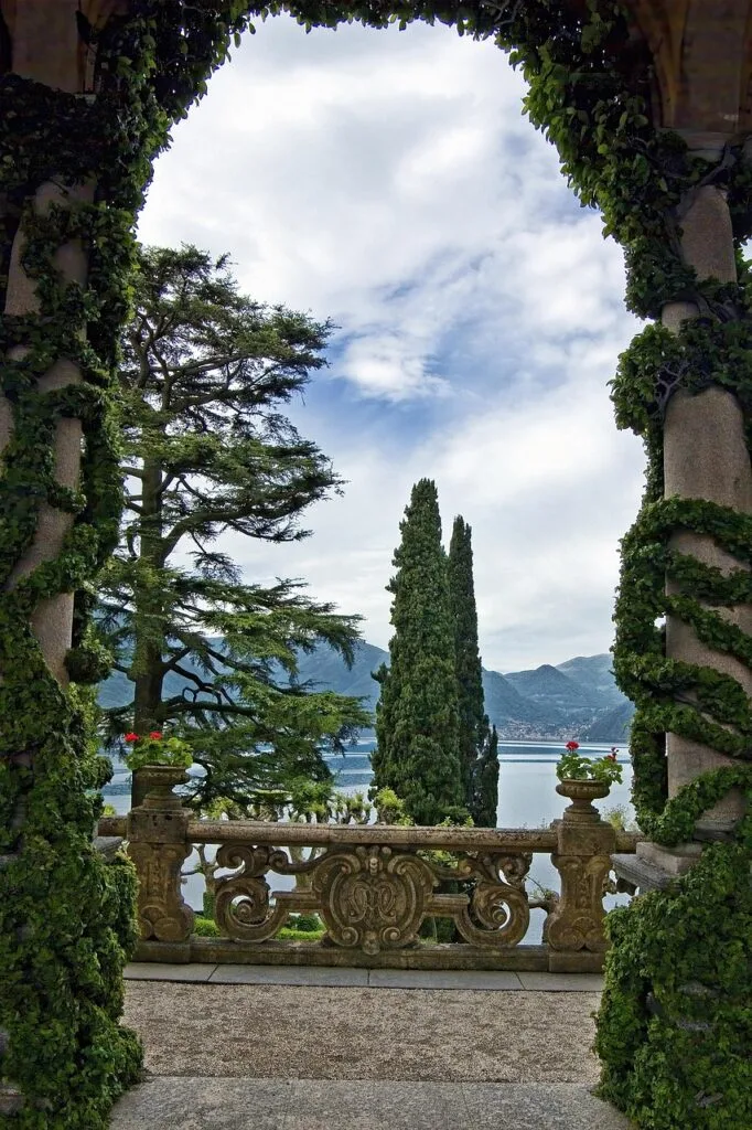 Arcade couverte de lierre, balustrade et vue sur Lac come