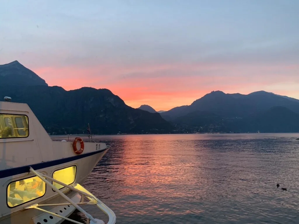 Avant d'un ferry éclairé au crépuscule sur le Lac de Côme