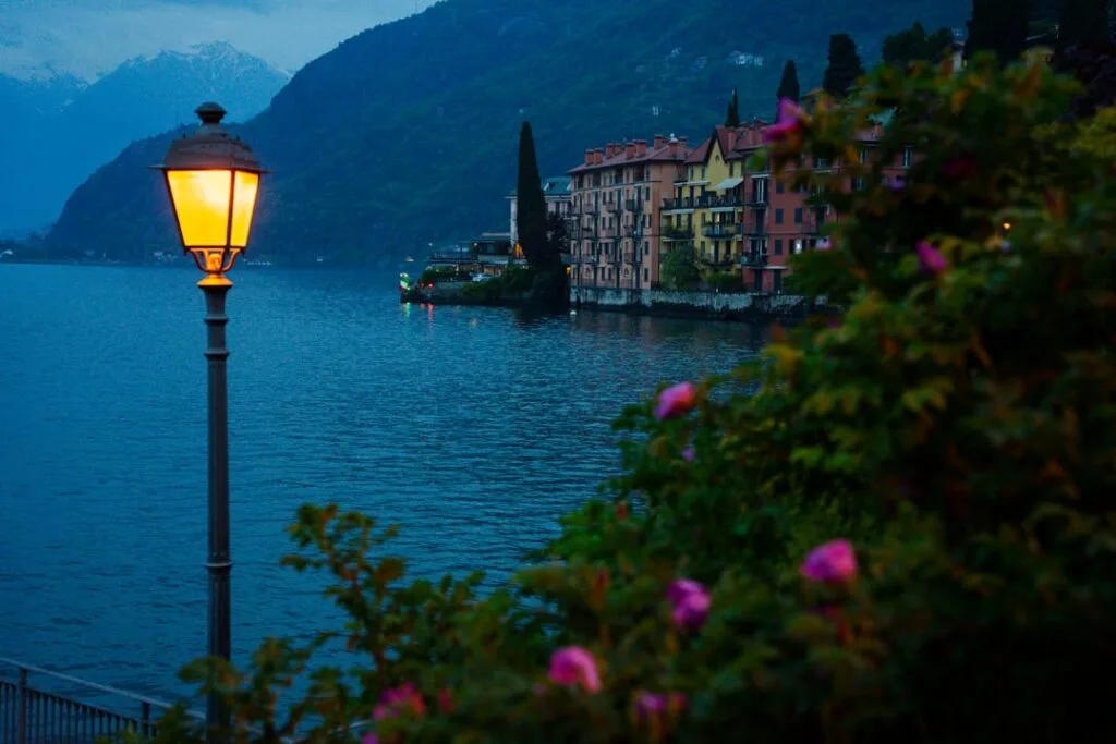 Dämmerung am Comer See mit Stadtlichtern und Spiegelungen