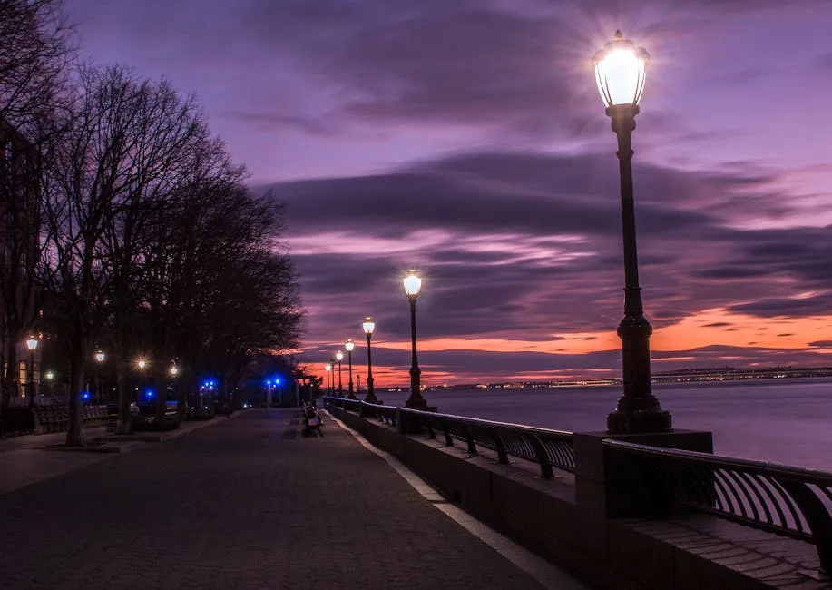 Beleuchtete Uferpromenade am Comer See bei violettem Sonnenuntergang