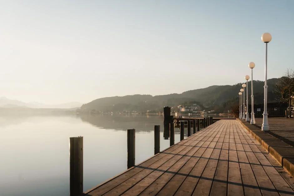 Promenade en bois et lampadaires au bord du Lac de Côme au matin