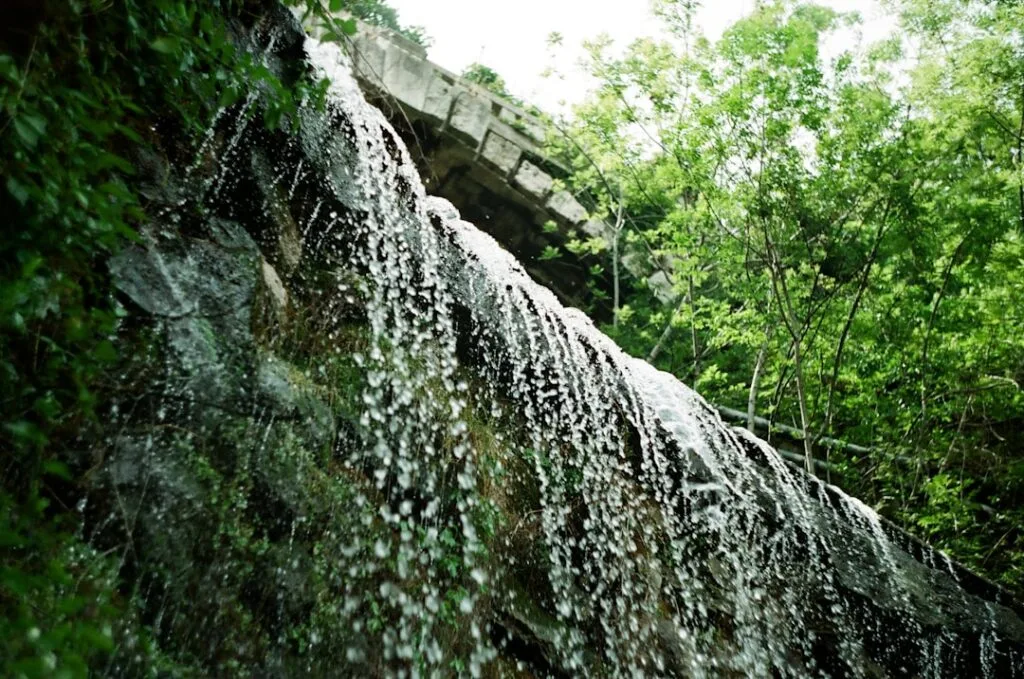 Wasserfall im grünen Wald, nahe dem Comer See
