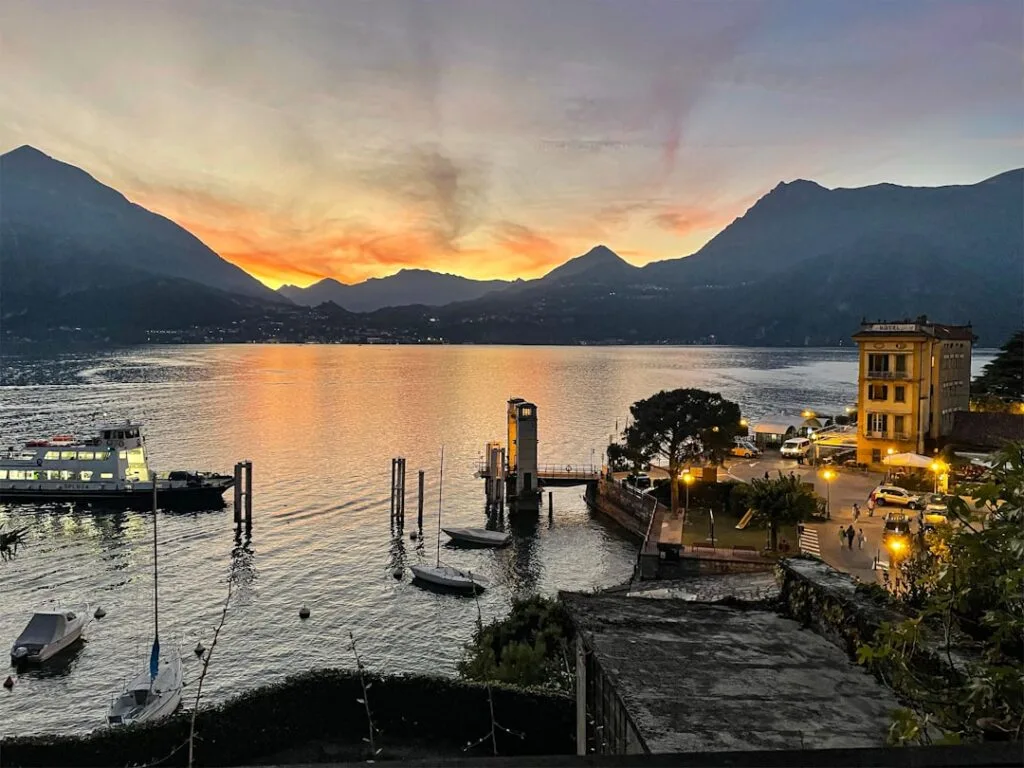Sonnenuntergang am Comer See, Boote und beleuchtete Uferanlagen