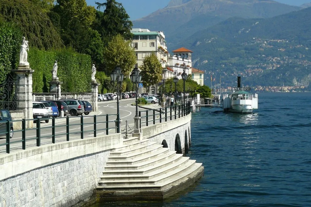 Promenade du bord du Lac come avec quais, escaliers et bateau
