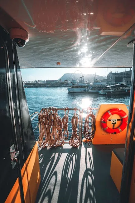 Intérieur d'un ferry avec cordages et bouée, port du Lac de Côme