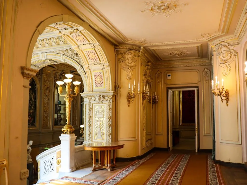 Prunkvoller Salon mit vergoldeten Stuckverzierungen in einem Comer See-Palazzo
