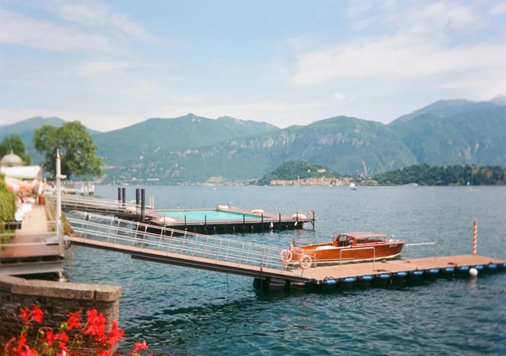 Barrierefreie Rampe mit Gefälle zu einem Ruderboot am Comer See