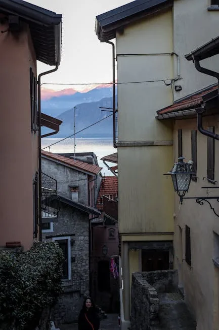 Schmale Gasse in Como mit Ausblick auf Lac come und die Berge