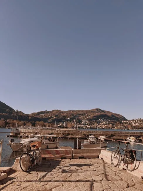 Kleine Anlegestelle mit Fahrrädern und festgemachten Booten auf Lac come