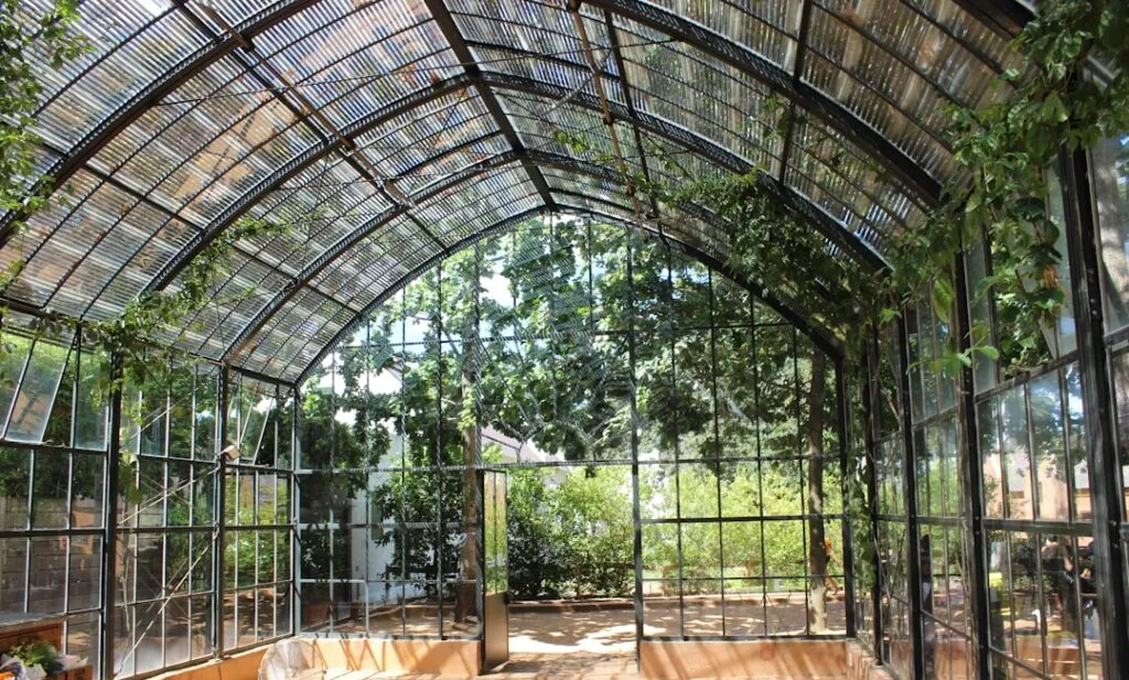 Glasorangerie mit Metallkonstruktion und Kletterpflanzen, Villa am Comer See