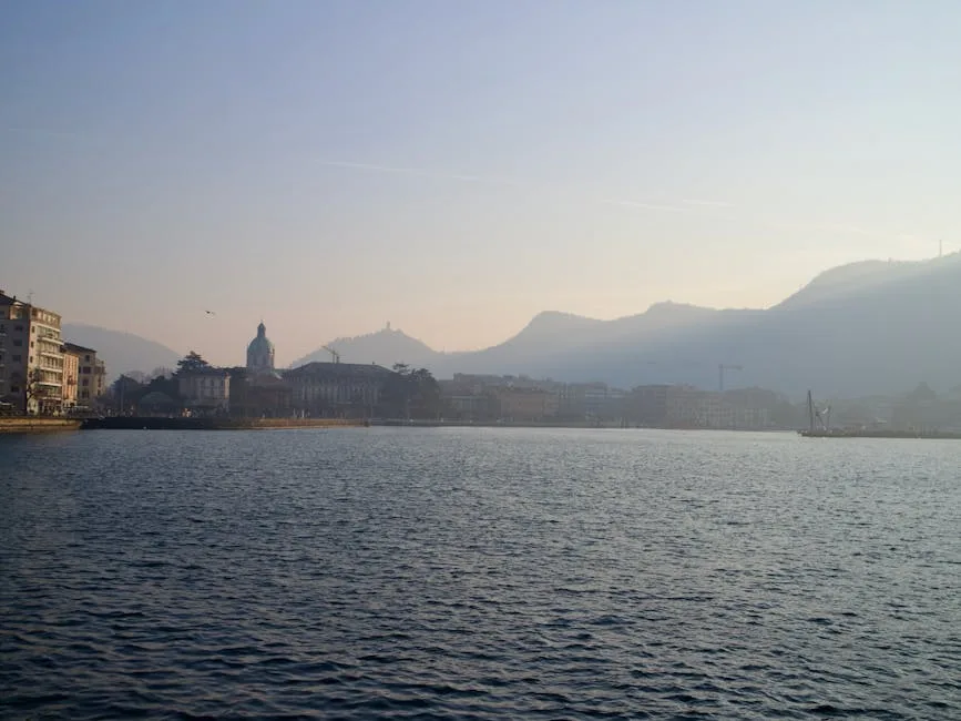 Abendliches Paddeln: Spiegelungen auf dem Comer See
