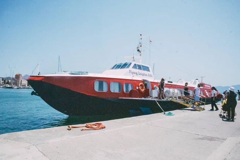 Roter Schnellkatamaran 'Flying Dolphin' am Hafen, Passagiere steigen ein.