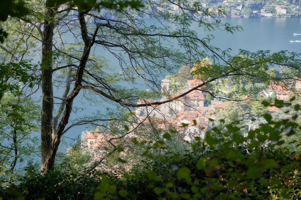 Teilweise Sicht auf das Dorf und den Lac come durch die Bäume