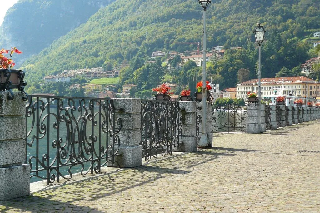 Verschnörkeltes Geländer mit Blumen am Ufer des Comer Sees in Menaggio